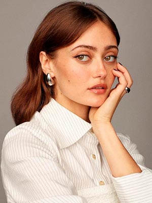 Элла Пернелл в роли Рианнон Льюис