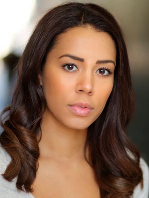 Николь Лекки в роли Джулии Бленкингсопп